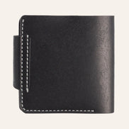 Geleneksel el dikişi (Saddle Stitch) detayı - Mumlu ip ve siyah deri