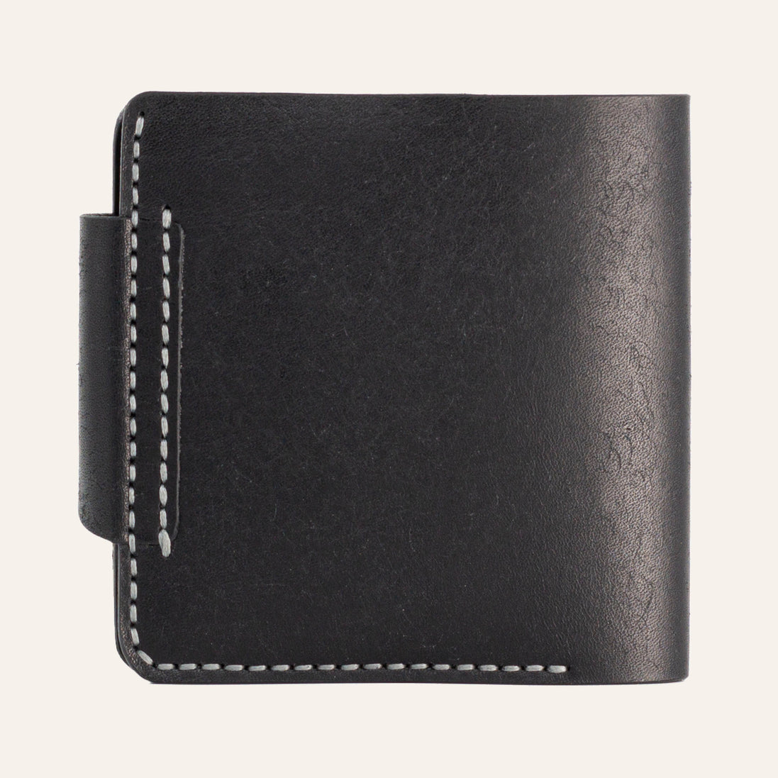 Geleneksel el dikişi (Saddle Stitch) detayı - Mumlu ip ve siyah deri