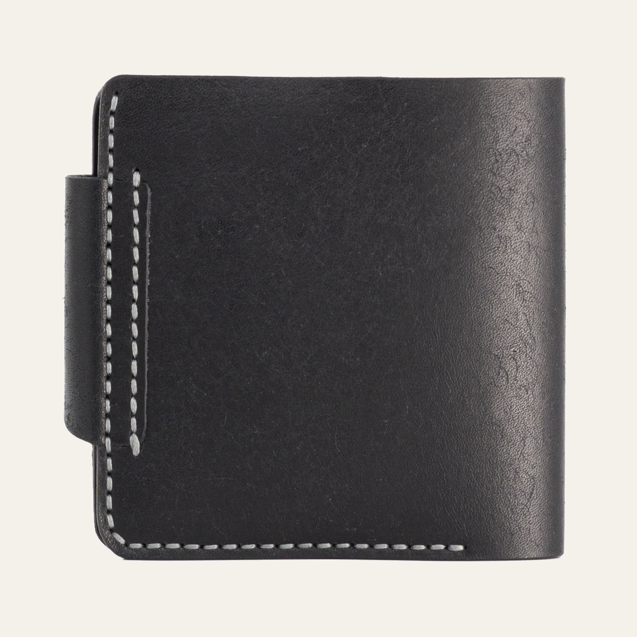 Geleneksel el dikişi (Saddle Stitch) detayı - Mumlu ip ve siyah deri