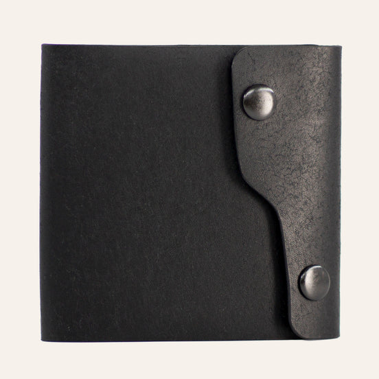 MZ Leather Craft çift çıtçıtlı dil kapaklı siyah Pueblo deri erkek cüzdanı, kapalı önden görünüm ve asimetrik kapak tasarımı | MZ Leather Craft Tongue-Flap Wallet - Black Pueblo Leather, closed front view showcasing the asymmetrical flap design and double-snap closure