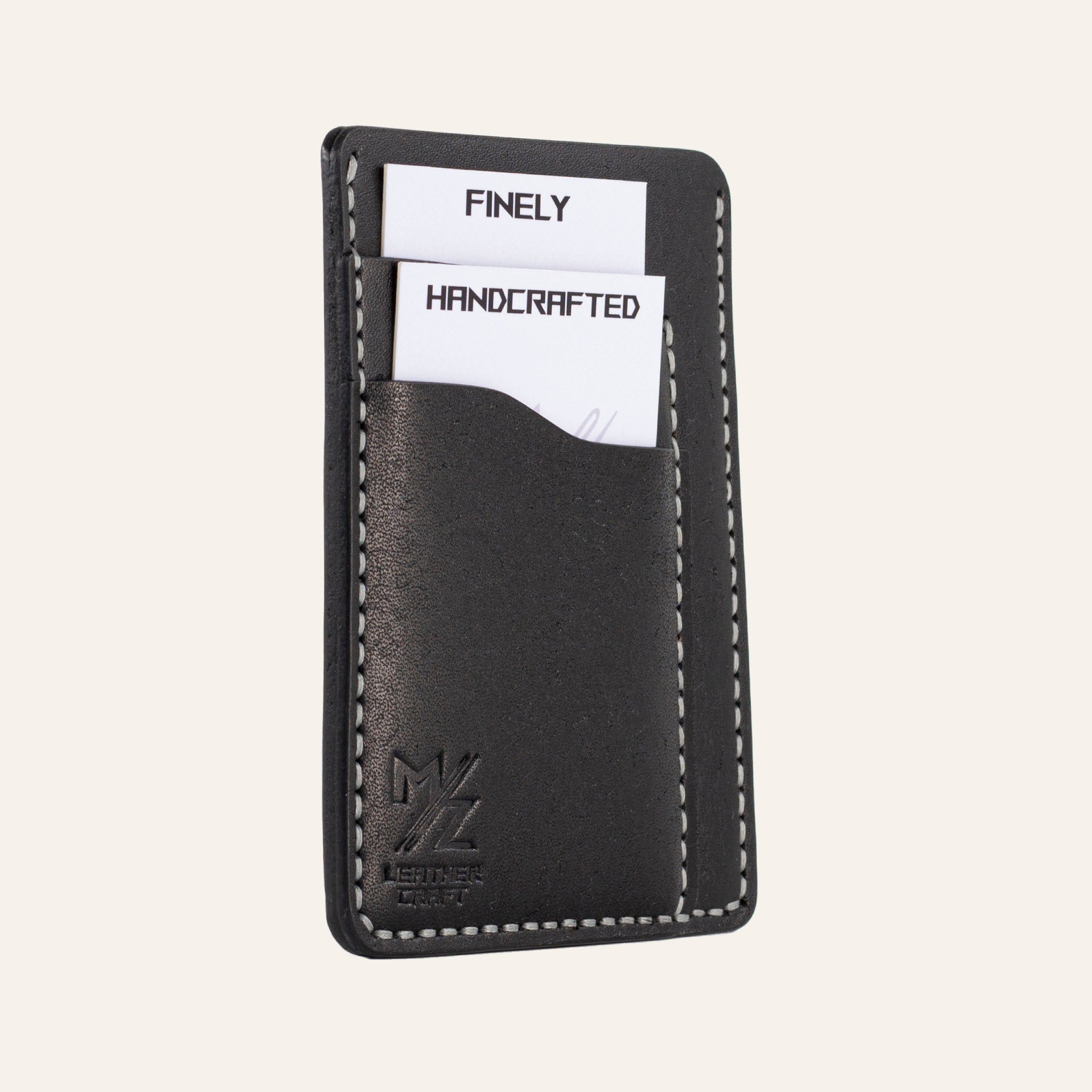 Siyah renk Pueblo deri dikey kartlığın sol profil görünümü ve netlenmiş MZ Leather Craft logo baskısı