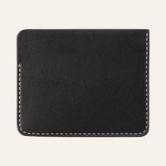 MZ Leather Craft siyah Pueblo deri ters cüzdan, kesintisiz düz deri paneli ve çevreleyen gri el dikişlerini gösteren arka görünüm | The Inverse Wallet - Black Pueblo Leather by MZ Leather Craft, flat back view showcasing the seamless leather panel and surrounding gray hand-stitching
