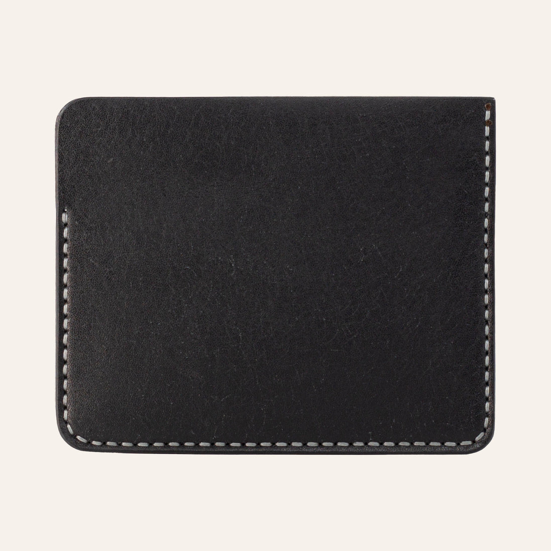 MZ Leather Craft siyah Pueblo deri ters cüzdan, kesintisiz düz deri paneli ve çevreleyen gri el dikişlerini gösteren arka görünüm | The Inverse Wallet - Black Pueblo Leather by MZ Leather Craft, flat back view showcasing the seamless leather panel and surrounding gray hand-stitching
