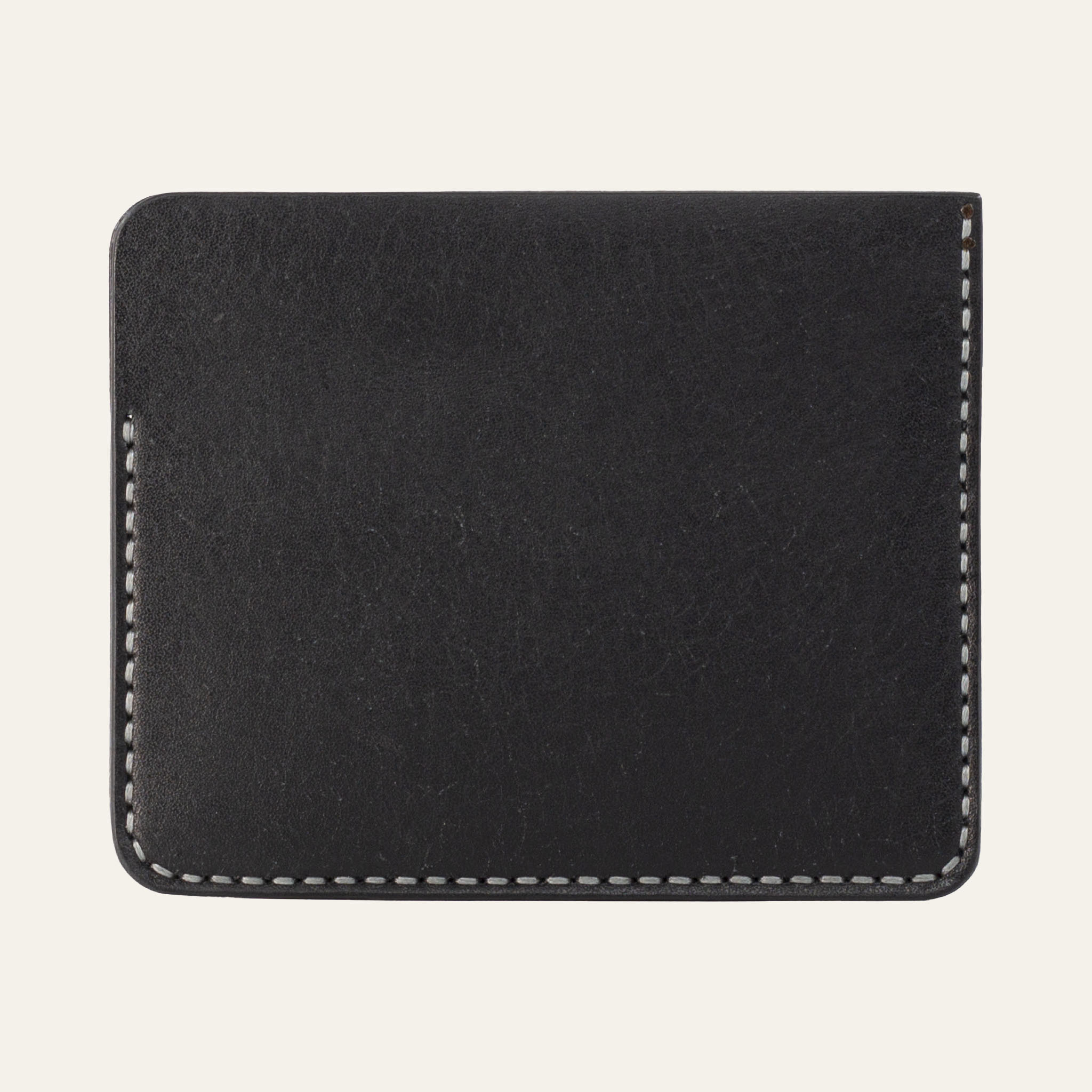 MZ Leather Craft siyah Pueblo deri ters cüzdan, kesintisiz düz deri paneli ve çevreleyen gri el dikişlerini gösteren arka görünüm | The Inverse Wallet - Black Pueblo Leather by MZ Leather Craft, flat back view showcasing the seamless leather panel and surrounding gray hand-stitching
