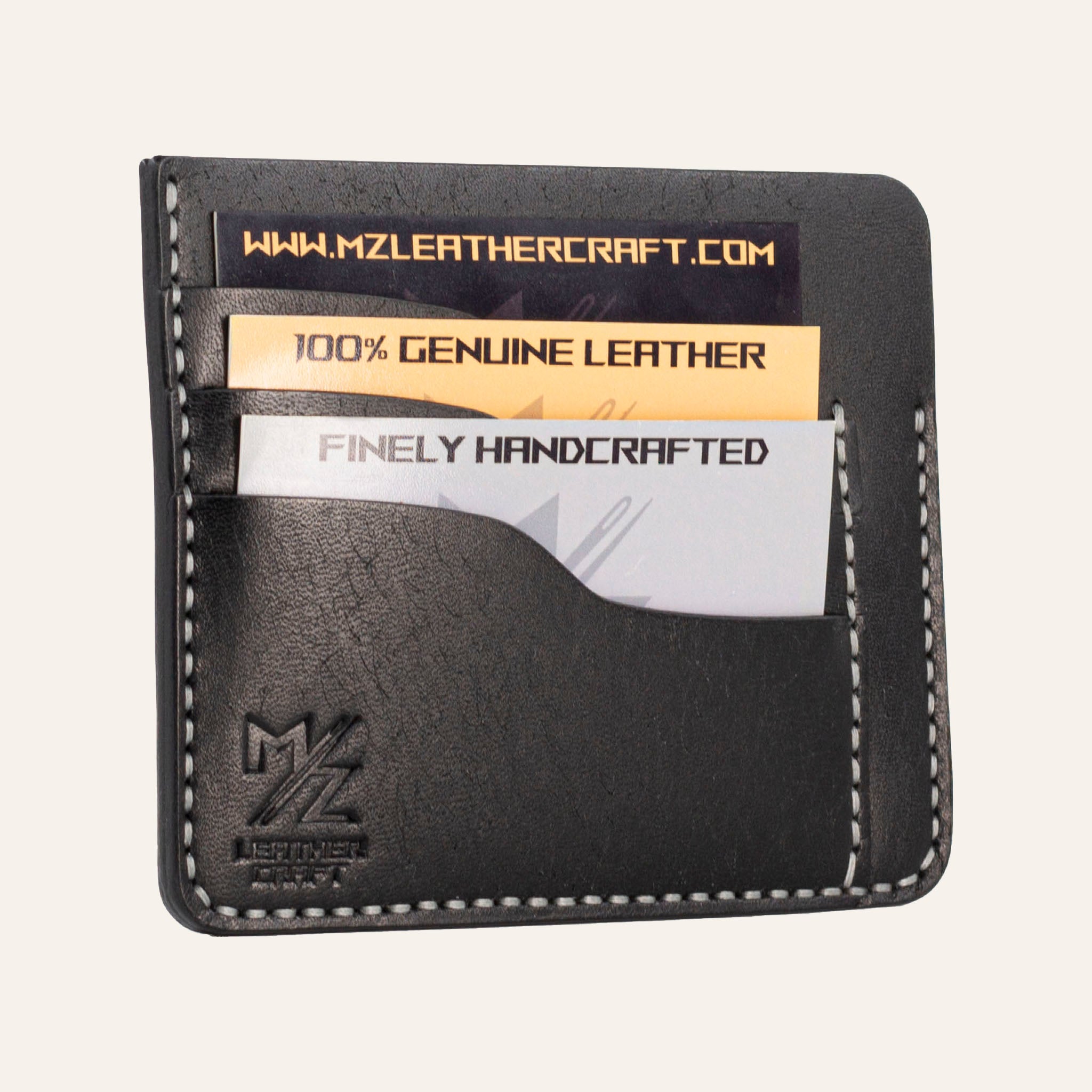 MZ Leather Craft siyah Pueblo deri ters cüzdan, kartlarla dolu hafif açılı sol profil görünümü, mat yüzey dokusu ve gri el dikişi hattı | The Inverse Wallet - Black Pueblo Leather by MZ Leather Craft, closed slightly angled left profile view filled with cards, showing matte surface texture and gray hand-stitching line