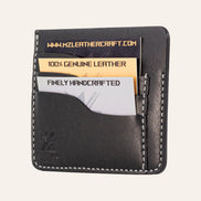 MZ Leather Craft siyah Pueblo deri ters cüzdan, kartlarla dolu hafif açılı sağ profil görünümü, gri el dikişi kalitesi ve belirgin Pueblo deri dokusu | The Inverse Wallet - Black Pueblo Leather by MZ Leather Craft, closed slightly angled right profile view filled with cards, highlighting gray stitching quality and distinct Pueblo leather texture