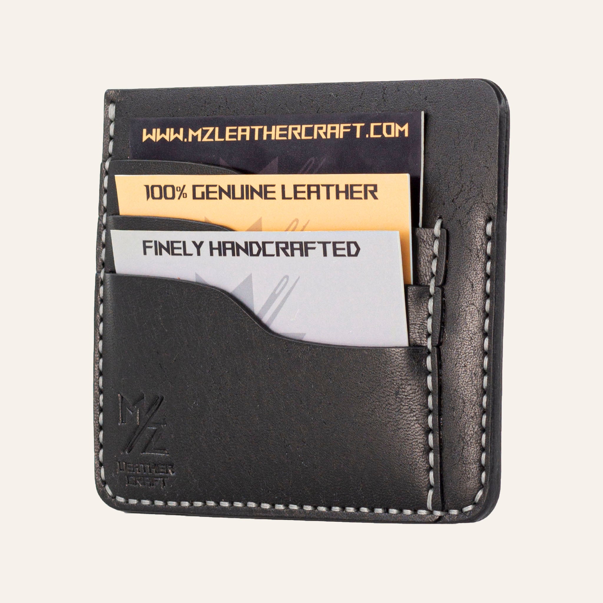 MZ Leather Craft siyah Pueblo deri ters cüzdan, kartlarla dolu hafif açılı sağ profil görünümü, gri el dikişi kalitesi ve belirgin Pueblo deri dokusu | The Inverse Wallet - Black Pueblo Leather by MZ Leather Craft, closed slightly angled right profile view filled with cards, highlighting gray stitching quality and distinct Pueblo leather texture