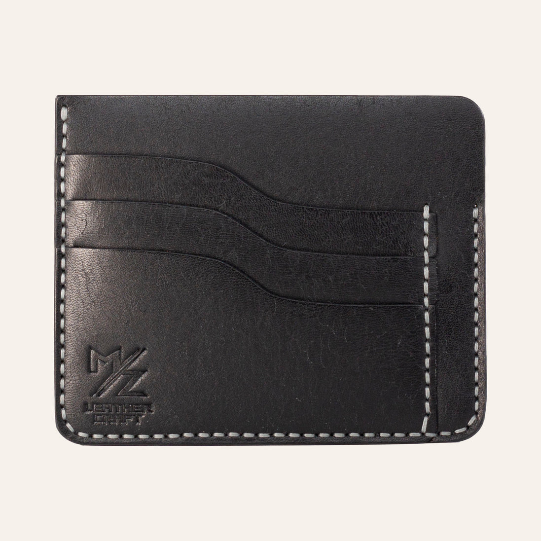 MZ Leather Craft siyah Pueblo deri ters cüzdan, 3 boş kart yuvasını ve mat deri dokusunu gösteren düz ön görünüm, gri el dikişleri ve kabartmalı MZ logosu | The Inverse Wallet - Black Pueblo Leather by MZ Leather Craft, flat front view showing 3 empty card slots and matte leather texture, with gray hand-stitching and embossed MZ logo