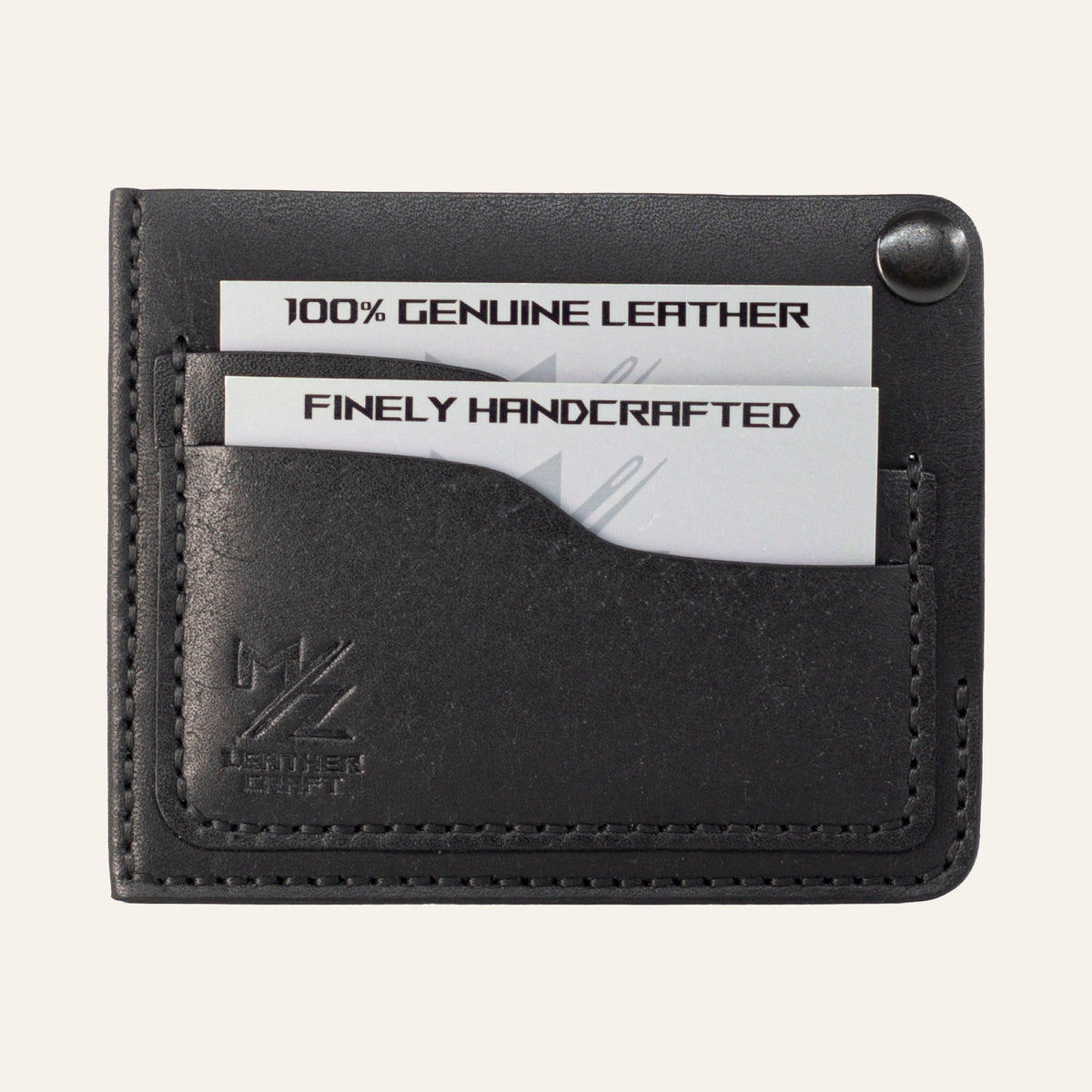 MZ Leather Craft köşe çıtçıtlı ters cüzdan siyah Pueblo deri, kapalı önden görünüm, iki adet dolu kart yuvası, siyah el dikişi ve kabartmalı MZ logosu | The Inverse Wallet | Corner Snap Edition - Black Pueblo Leather by MZ Leather Craft, closed front view with two filled card slots, black hand-stitching, and embossed MZ logo