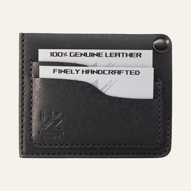 MZ Leather Craft köşe çıtçıtlı ters cüzdan siyah Pueblo deri, kapalı önden görünüm, iki adet dolu kart yuvası, siyah el dikişi ve kabartmalı MZ logosu | The Inverse Wallet | Corner Snap Edition - Black Pueblo Leather by MZ Leather Craft, closed front view with two filled card slots, black hand-stitching, and embossed MZ logo