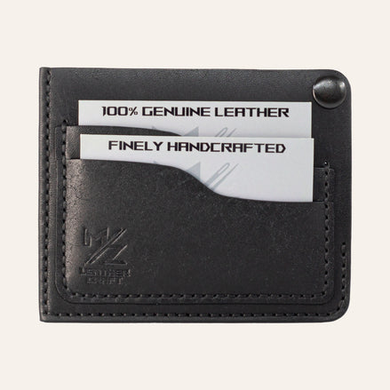 MZ Leather Craft köşe çıtçıtlı ters cüzdan siyah Pueblo deri, kapalı önden görünüm, iki adet dolu kart yuvası, siyah el dikişi ve kabartmalı MZ logosu | The Inverse Wallet | Corner Snap Edition - Black Pueblo Leather by MZ Leather Craft, closed front view with two filled card slots, black hand-stitching, and embossed MZ logo
