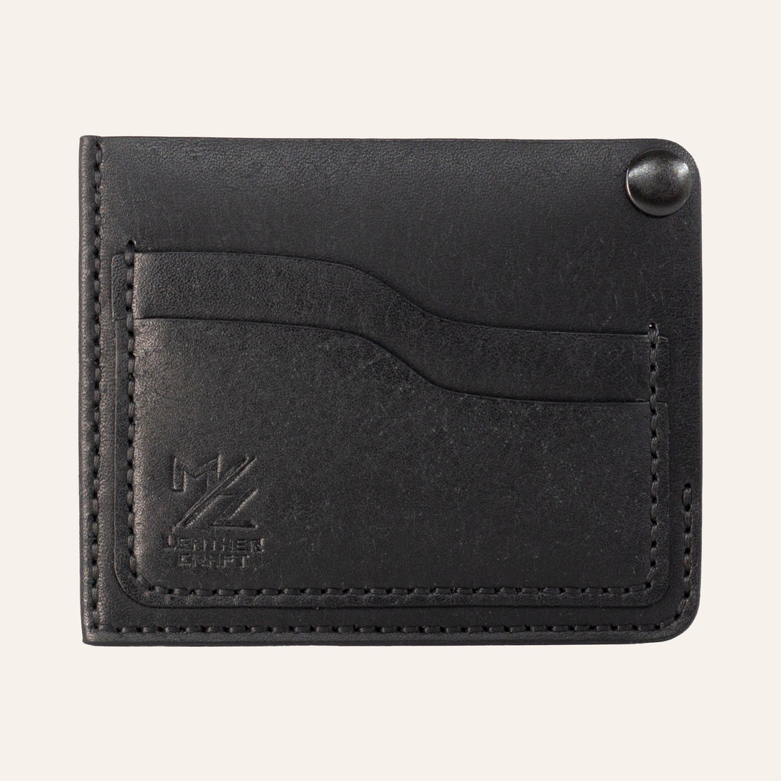 MZ Leather Craft köşe çıtçıtlı ters cüzdan siyah Pueblo deri, boş kart yuvalarını, kıvrımlı kesim hatlarını ve kapalı köşe çıtçıtını gösteren ön görünüm | The Inverse Wallet | Corner Snap Edition - Black Pueblo Leather by MZ Leather Craft, front view showing empty card slots, curved cut lines, and closed corner snap