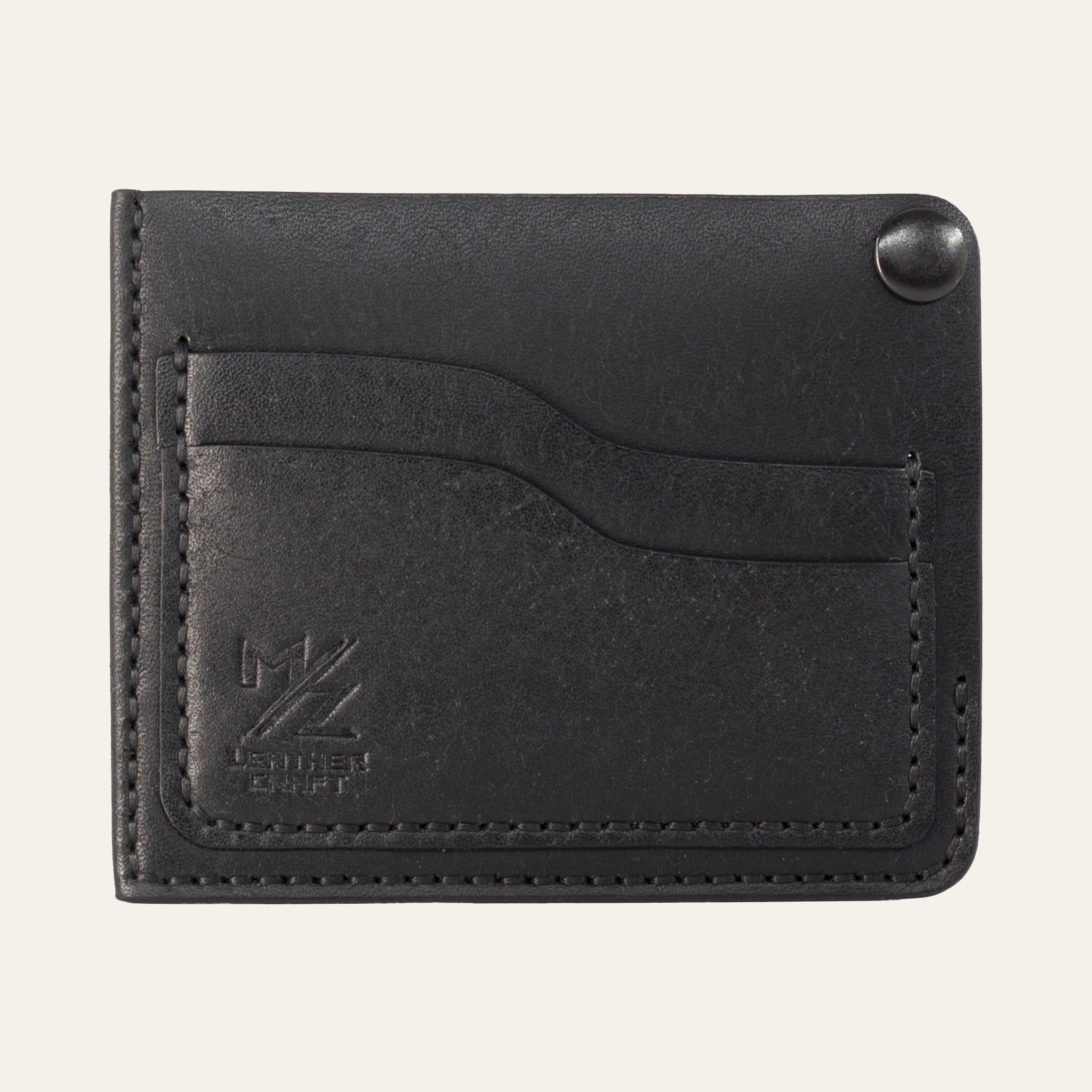 MZ Leather Craft köşe çıtçıtlı ters cüzdan siyah Pueblo deri, boş kart yuvalarını, kıvrımlı kesim hatlarını ve kapalı köşe çıtçıtını gösteren ön görünüm | The Inverse Wallet | Corner Snap Edition - Black Pueblo Leather by MZ Leather Craft, front view showing empty card slots, curved cut lines, and closed corner snap