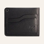 MZ Leather Craft köşe çıtçıtlı ters cüzdan siyah Pueblo deri arka yüz görünümü, boş kıvrımlı kart yuvası, siyah el dikişleri ve açık çıtçıt mekanizması | The Inverse Wallet | Corner Snap Edition - Black Pueblo Leather by MZ Leather Craft back face view, showing an empty curved card slot, black hand-stitching, and open snap mechanism