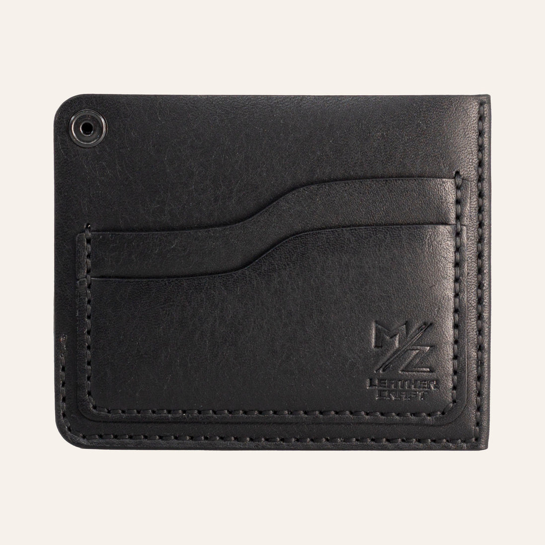 MZ Leather Craft köşe çıtçıtlı ters cüzdan siyah Pueblo deri arka yüz görünümü, boş kıvrımlı kart yuvası, siyah el dikişleri ve açık çıtçıt mekanizması | The Inverse Wallet | Corner Snap Edition - Black Pueblo Leather by MZ Leather Craft back face view, showing an empty curved card slot, black hand-stitching, and open snap mechanism