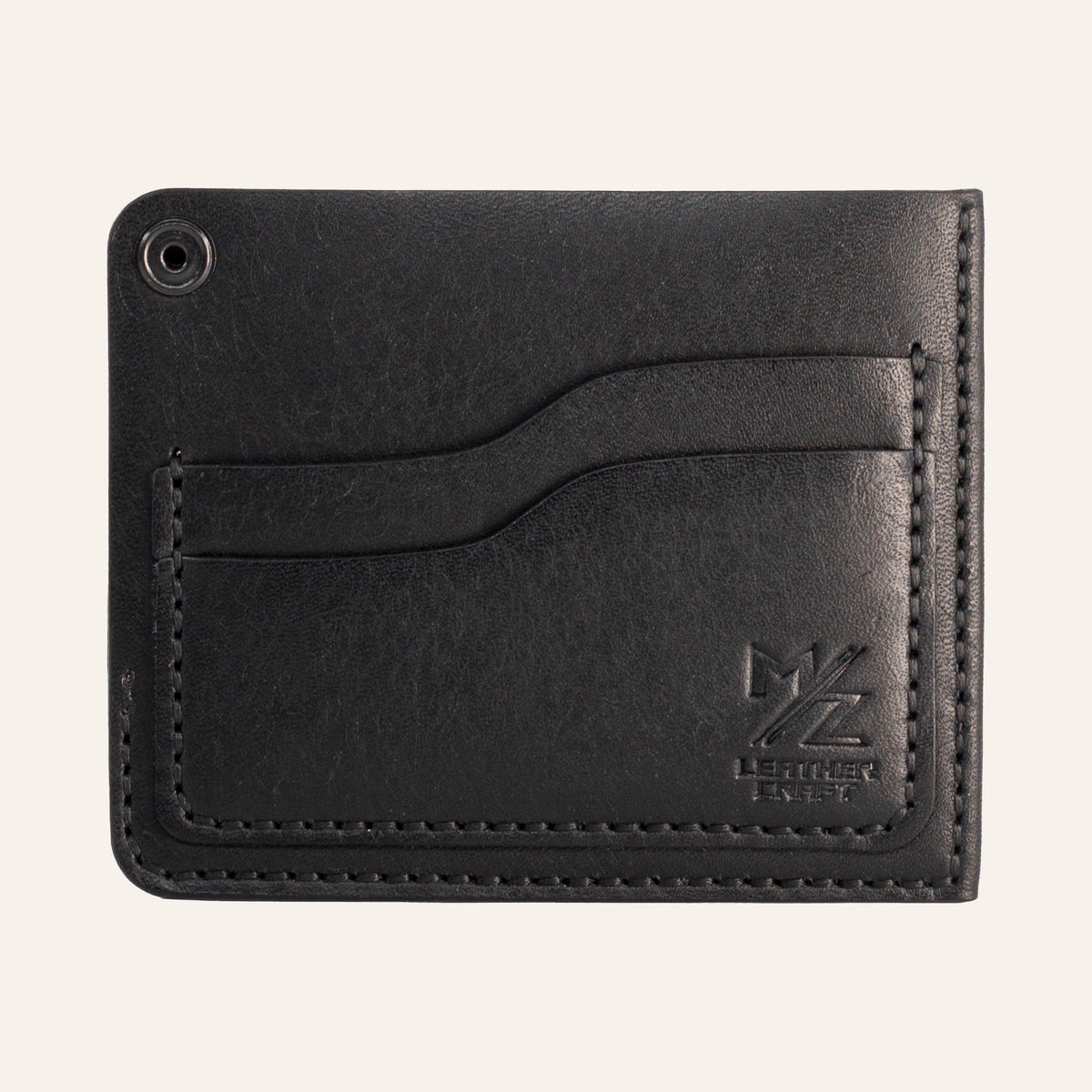 MZ Leather Craft köşe çıtçıtlı ters cüzdan siyah Pueblo deri arka yüz görünümü, boş kıvrımlı kart yuvası, siyah el dikişleri ve açık çıtçıt mekanizması | The Inverse Wallet | Corner Snap Edition - Black Pueblo Leather by MZ Leather Craft back face view, showing an empty curved card slot, black hand-stitching, and open snap mechanism