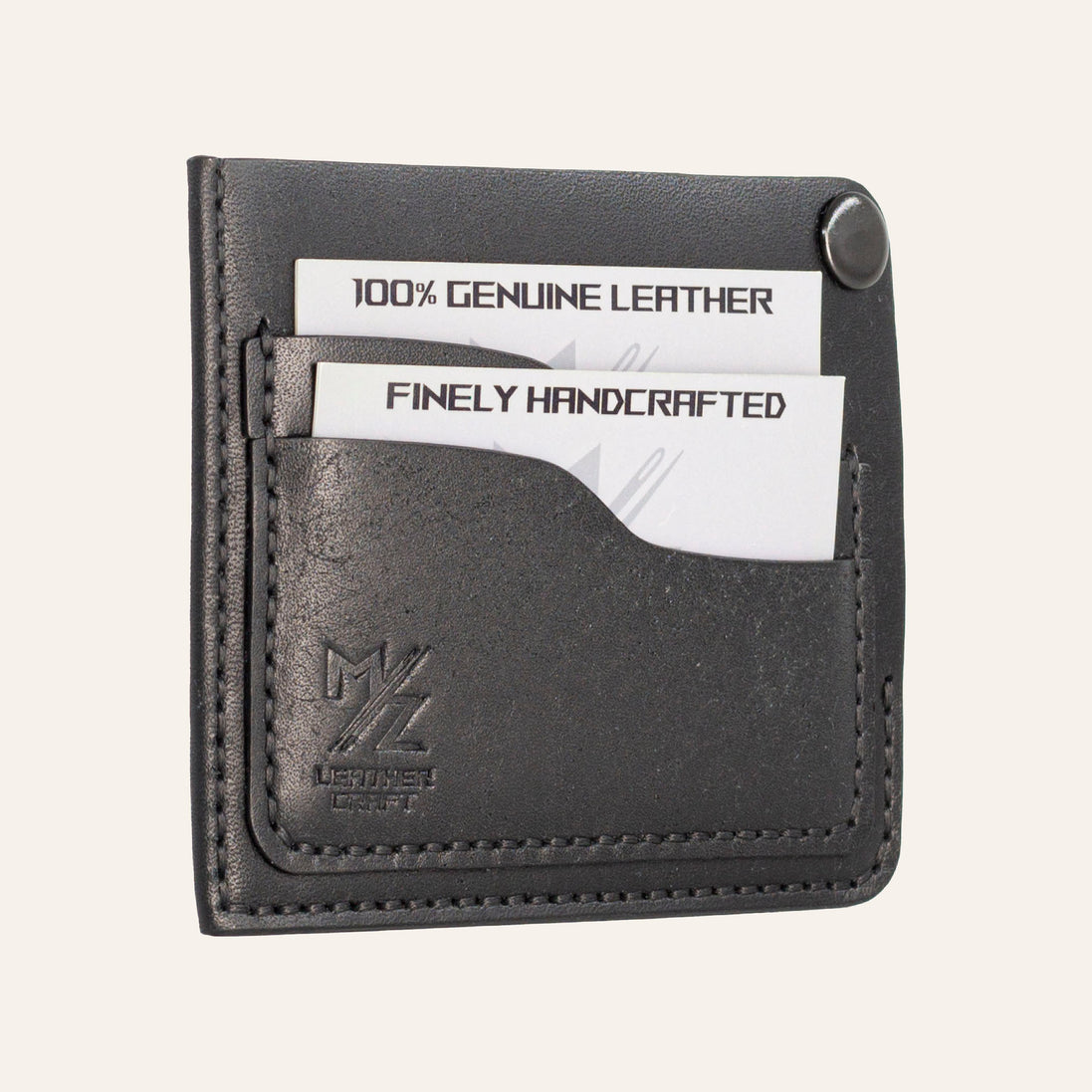 MZ Leather Craft köşe çıtçıtlı ters cüzdan siyah Pueblo deri, kapalı hafif açılı sol profil görünümü, dolu kart yuvaları ve mat deri dokusu | The Inverse Wallet | Corner Snap Edition - Black Pueblo Leather by MZ Leather Craft, closed slightly angled left profile view showing filled card slots and matte leather texture
