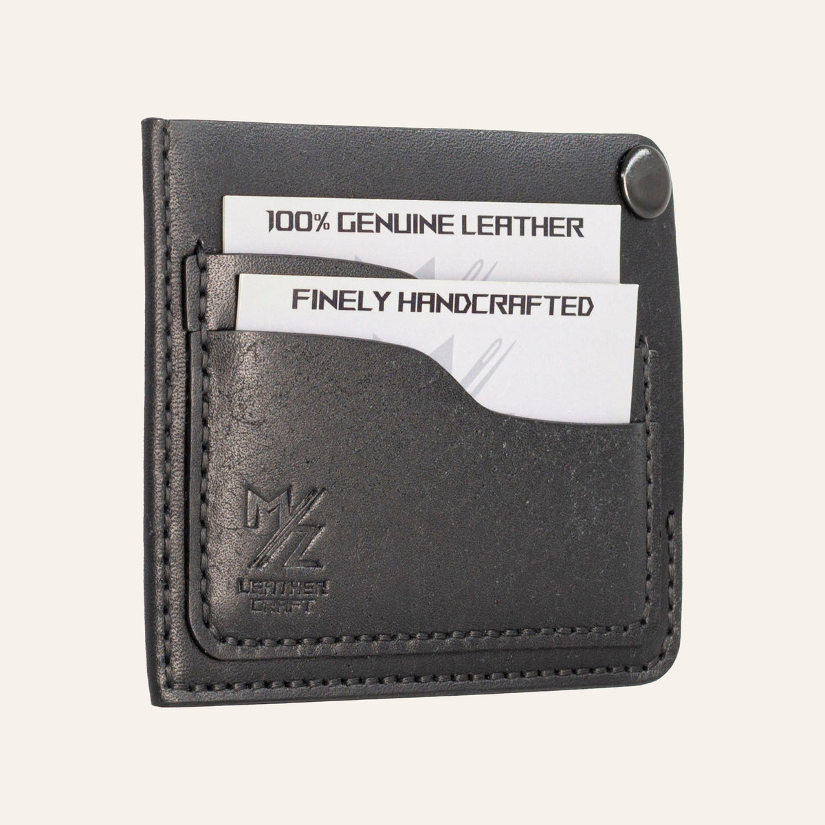 MZ Leather Craft köşe çıtçıtlı ters cüzdan siyah Pueblo deri, kapalı hafif açılı sol profil görünümü, dolu kart yuvaları ve mat deri dokusu | The Inverse Wallet | Corner Snap Edition - Black Pueblo Leather by MZ Leather Craft, closed slightly angled left profile view showing filled card slots and matte leather texture