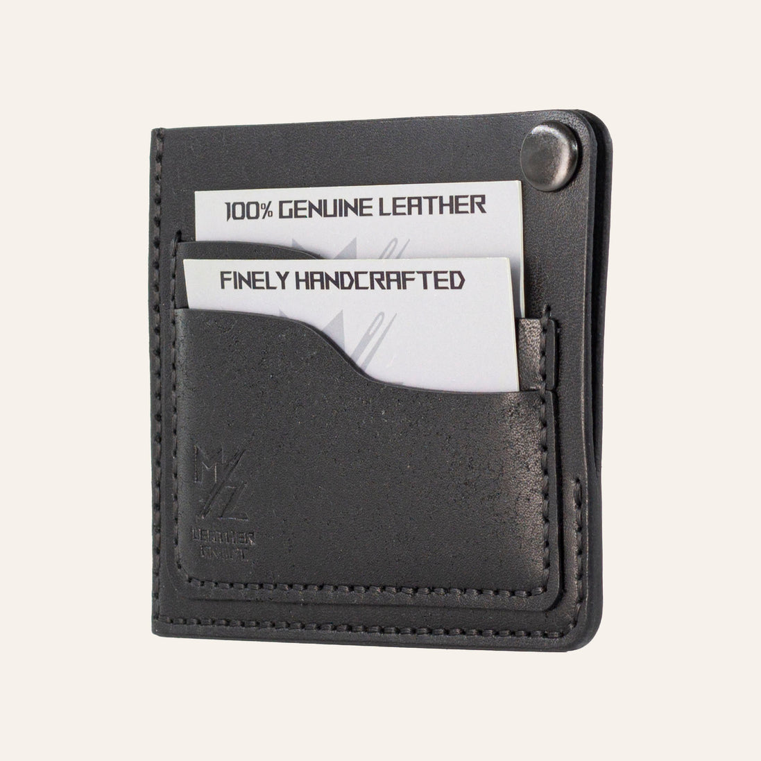 MZ Leather Craft köşe çıtçıtlı ters cüzdan siyah Pueblo deri, kapalı hafif açılı sağ profil görünümü, köşe çıtçıt detayı ve siyah saraç dikişleri | The Inverse Wallet | Corner Snap Edition - Black Pueblo Leather by MZ Leather Craft, closed slightly angled right profile view highlighting the corner snap detail and black saddle stitching