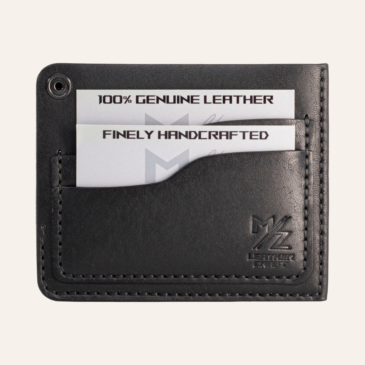 MZ Leather Craft köşe çıtçıtlı ters cüzdan siyah Pueblo deri arka yüz görünümü, tanıtım kartlarıyla dolu kıvrımlı kart yuvaları ve açık çıtçıt detayı | The Inverse Wallet | Corner Snap Edition - Black Pueblo Leather by MZ Leather Craft back face view, showcasing curved card slots filled with sample cards and open snap detail
